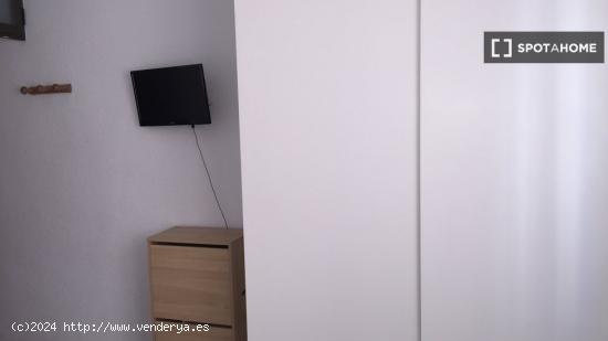 Alquiler de habitaciones en apartamento de 8 dormitorios en Cruz De Humilladero - MALAGA