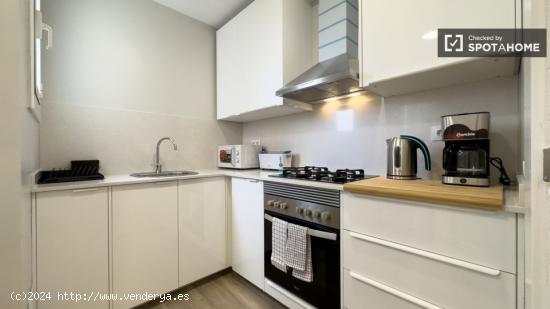 Se alquila habitación en piso de 6 habitaciones en La Salut - BARCELONA