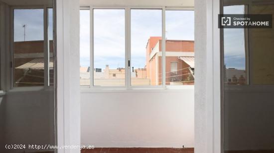 Se alquila habitación en piso de 6 habitaciones en La Salut - BARCELONA