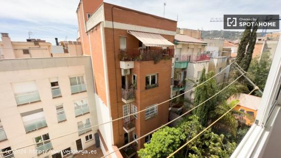 Se alquila habitación en piso de 6 habitaciones en La Salut - BARCELONA