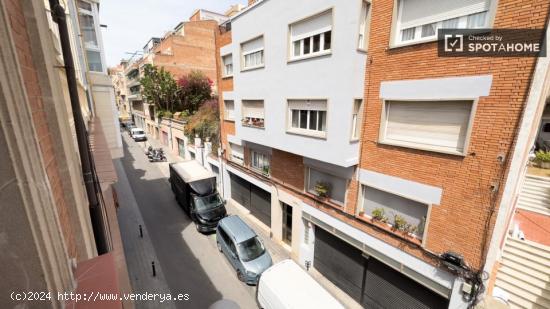 Se alquila habitación en piso de 6 habitaciones en La Salut - BARCELONA