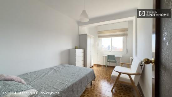 Alquiler de habitaciones en piso de 4 habitaciones en L'Hospitalet De Llobregat - BARCELONA