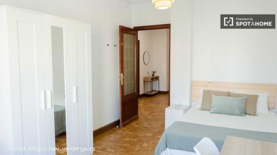 Se alquila habitación en apartamento de 6 dormitorios en L'Eixample. - VALENCIA