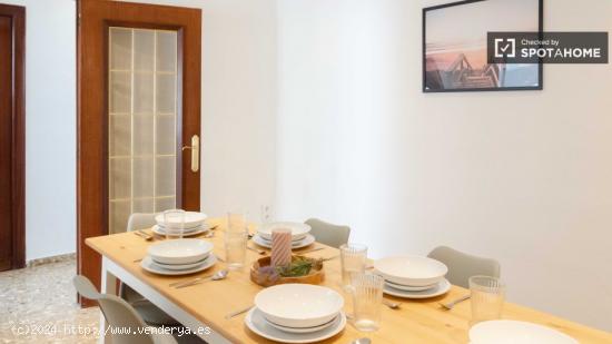 Se alquila habitación en apartamento de 6 dormitorios en L'Eixample. - VALENCIA