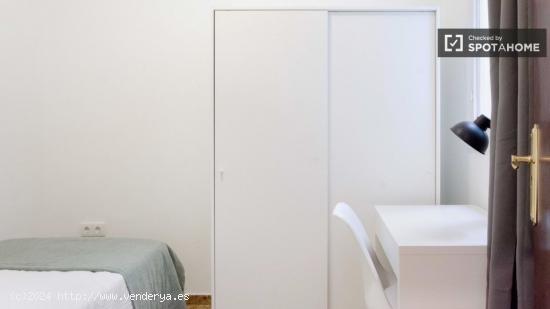 Se alquila habitación en apartamento de 6 dormitorios en L'Eixample. - VALENCIA