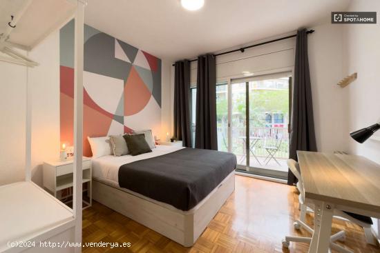  ¡Habitaciones en alquiler en un apartamento de 5 dormitorios en Barcelona! - BARCELONA 