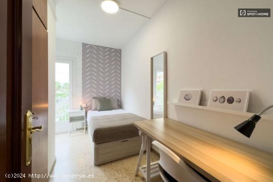  ¡Habitaciones en alquiler en un apartamento de 5 dormitorios en Barcelona! - BARCELONA 