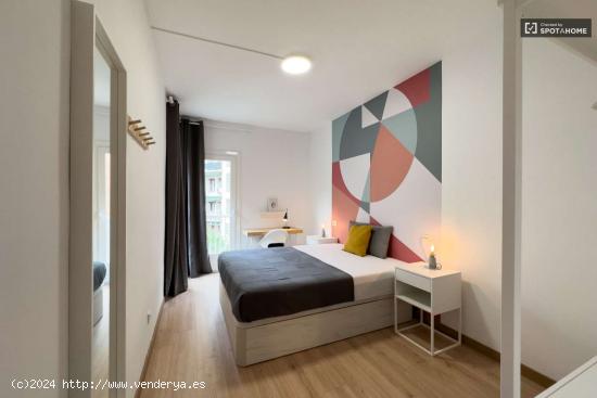  ¡Habitaciones en alquiler en un apartamento de 5 dormitorios en Barcelona! - BARCELONA 