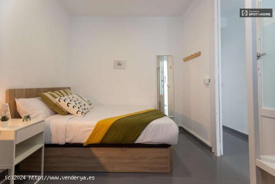  Se alquila habitación en piso de 5 dormitorios en Eixample - VALENCIA 