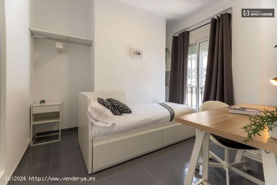  Se alquila habitación en piso de 5 dormitorios en Eixample - VALENCIA 