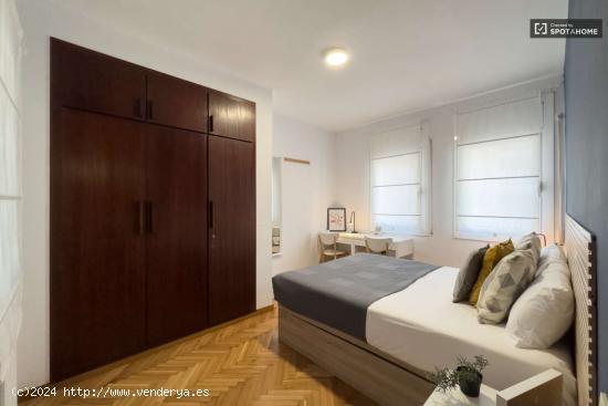 Se alquila habitación en piso de 8 habitaciones en Barcelona - BARCELONA