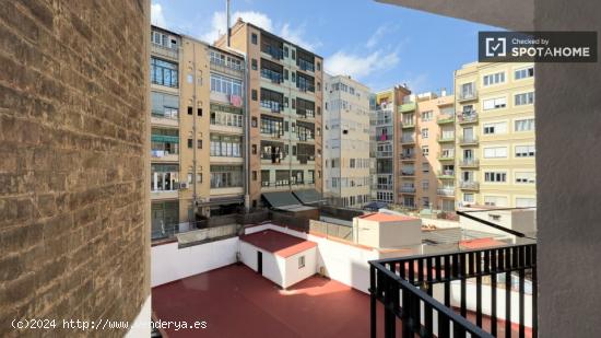 Se alquila habitación en piso de 8 habitaciones en Barcelona - BARCELONA