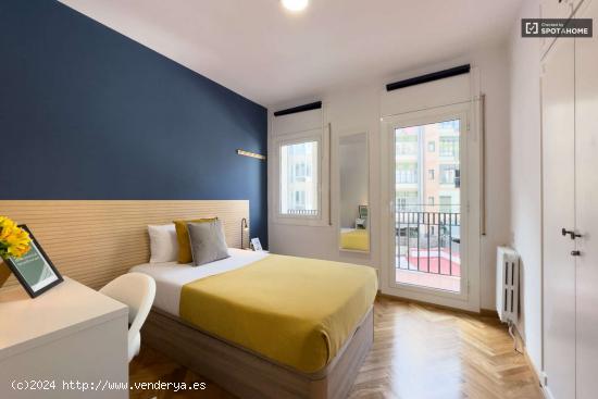  Se alquila habitación en piso de 8 habitaciones en Barcelona - BARCELONA 