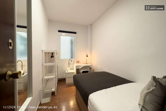  Se alquila habitación en piso de 8 habitaciones en Barcelona - BARCELONA 