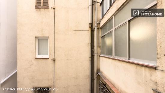 Se alquila habitación en piso de 8 habitaciones en Barcelona - BARCELONA