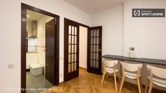 Se alquila habitación en piso de 8 habitaciones en Barcelona - BARCELONA