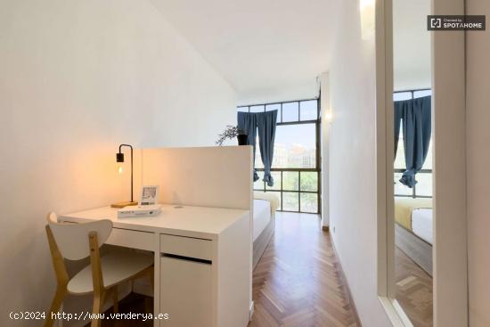  Se alquila habitación en piso de 8 habitaciones en Barcelona - BARCELONA 