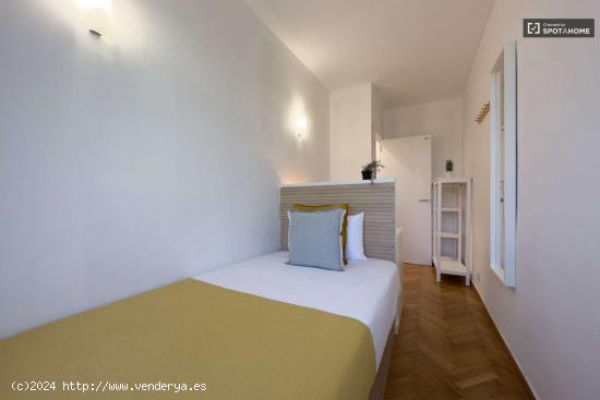 Se alquila habitación en piso de 8 habitaciones en Barcelona - BARCELONA