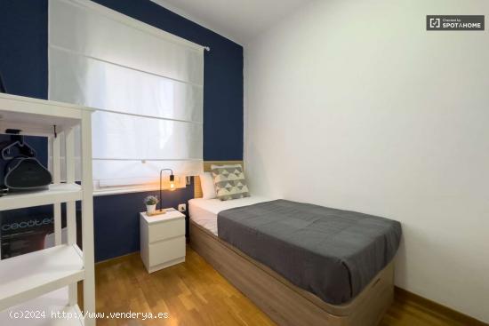  Se alquila habitación en piso de 5 dormitorios en Eixample - BARCELONA 