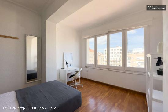  Se alquila habitación en piso de 5 dormitorios en Eixample - BARCELONA 