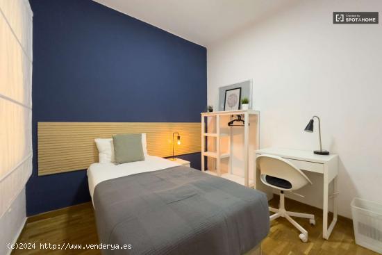  Se alquila habitación en piso de 5 dormitorios en Eixample - BARCELONA 