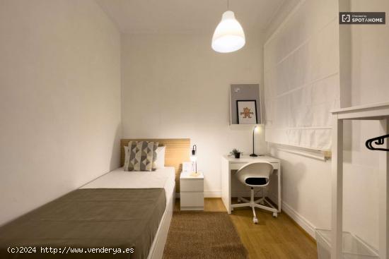  Habitaciones en alquiler en piso de 6 habitaciones en Sarrià-Sant Gervasi - BARCELONA 