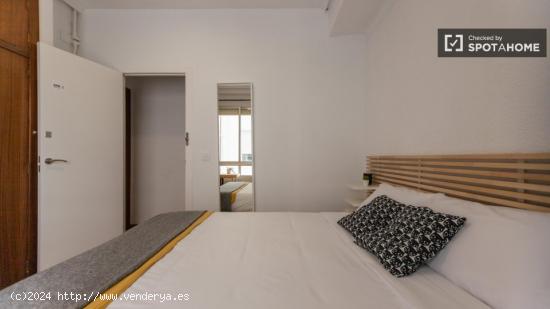 Se alquilan habitaciones en un apartamento de 8 dormitorios en Ciutat Vella - VALENCIA