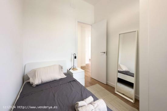  Se alquila habitación en piso de 4 dormitorios en La Sagrada Familia - BARCELONA 