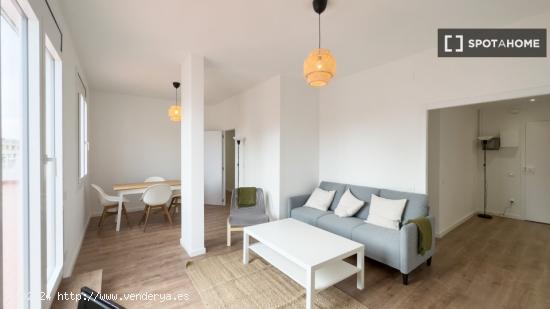 Se alquila habitación en piso de 4 dormitorios en La Sagrada Familia - BARCELONA