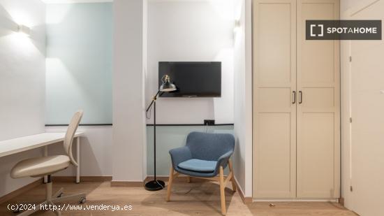 Se alquila habitación en piso de 5 habitaciones en Barcelona - BARCELONA