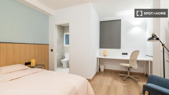 Se alquila habitación en piso de 5 habitaciones en Barcelona - BARCELONA