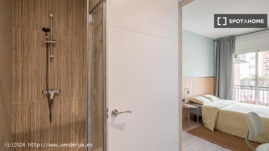 Se alquila habitación en piso de 5 habitaciones en Barcelona - BARCELONA