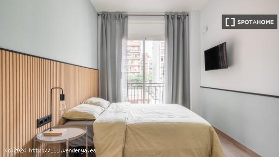 Se alquila habitación en piso de 5 habitaciones en Barcelona - BARCELONA