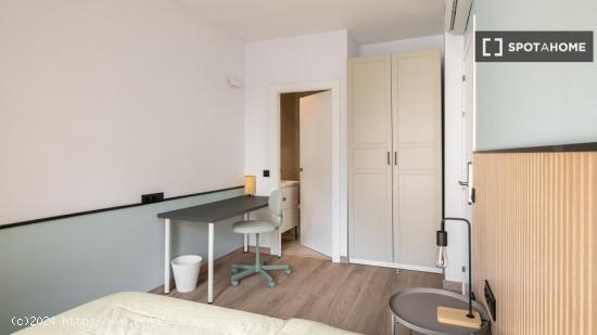 Se alquila habitación en piso de 5 habitaciones en Barcelona - BARCELONA