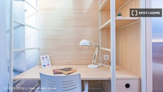 Sofisticada habitación con llave independiente en piso compartido, Cuatro Caminos. - MADRID