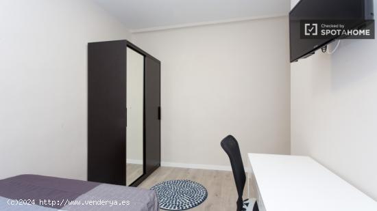 Se alquila habitación con amplio trastero en piso de 7 dormitorios, Malasaña - MADRID