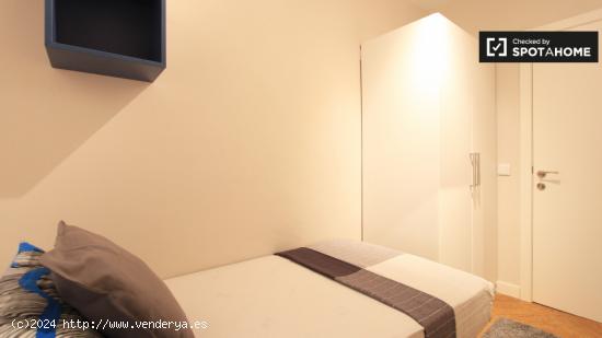 Dormitorio con armario independiente en apartamento de 9 habitaciones, Moncloa - MADRID