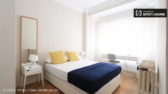 Dormitorio con armario independiente en apartamento de 9 habitaciones, Moncloa - MADRID