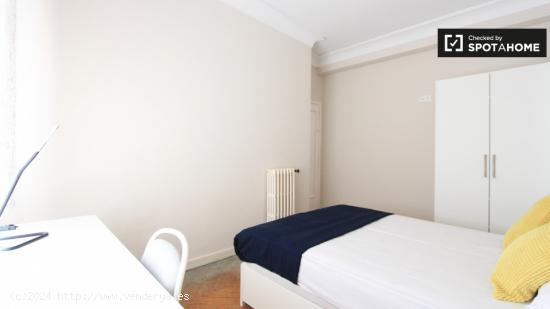 Habitación soleada con llave independiente en apartamento de 9 dormitorios, Moncloa - MADRID