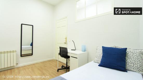 Cómoda habitación con escritorio en un apartamento de 6 dormitorios, Salamanca - MADRID