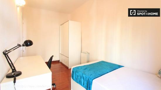 Encantadora habitación con escritorio en el apartamento Barrio Salamanca - MADRID