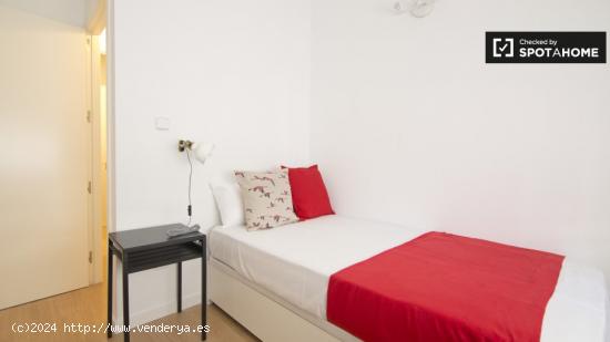 Dormitorio con amplio espacio de almacenamiento en el apartamento de 10 habitaciones, Moncloa - MADR