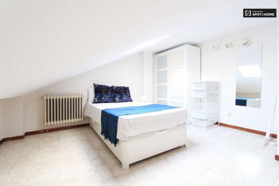  Habitación amueblada con llave independiente en apartamento de 6 dormitorios, Guindalera - MADRID 