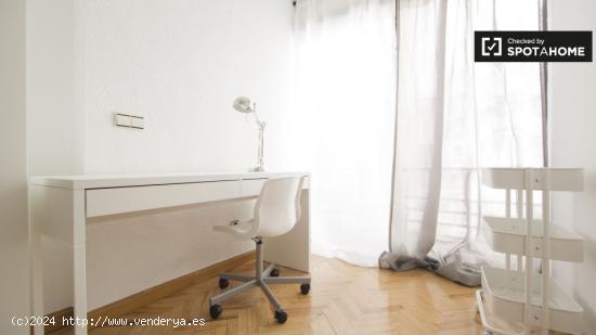 Amplia habitación en un apartamento de 6 dormitorios en Nueva España, Madrid - MADRID