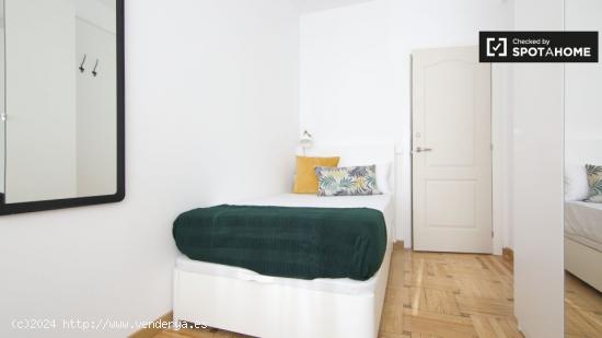 Amplia habitación en un apartamento de 6 dormitorios en Nueva España, Madrid - MADRID