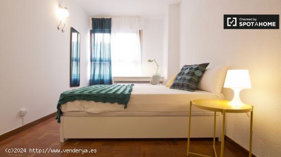 Amplia habitación en un apartamento de 6 habitaciones en Prosperidad - MADRID