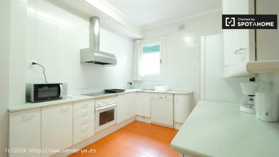 Acogedora habitación en alquiler en un apartamento de 7 dormitorios en L'Esquerra de l'Eixample - B