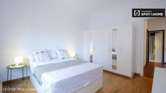 Se alquila habitación moderna en apartamento de 7 dormitorios en L'Esquerra de l'Eixample - BARCELO