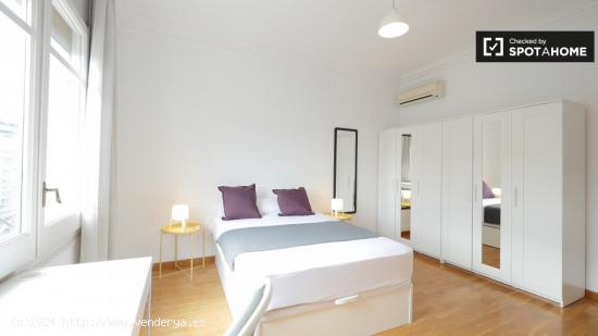 Se alquila habitación luminosa en apartamento de 7 dormitorios en L'Esquerra de l'Eixample - BARCEL