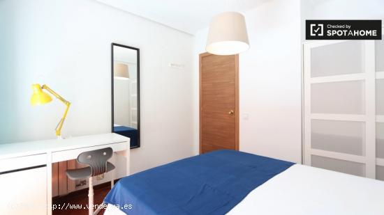 Habitación soleada con cama doble y balcón en alquiler en Príncipe Pío - MADRID